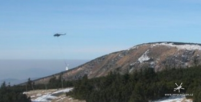 Transport kleče z přísně střežené zóny parku vrtulníkem