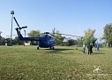 Vrtulník vyčkává na pokyn k zahájení transportu na ploše stadionu v Riegrových sadech.