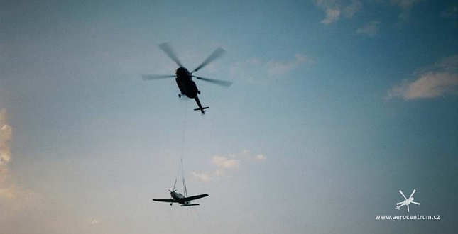 Transport letadla Piper vrtulníkem Mi-8